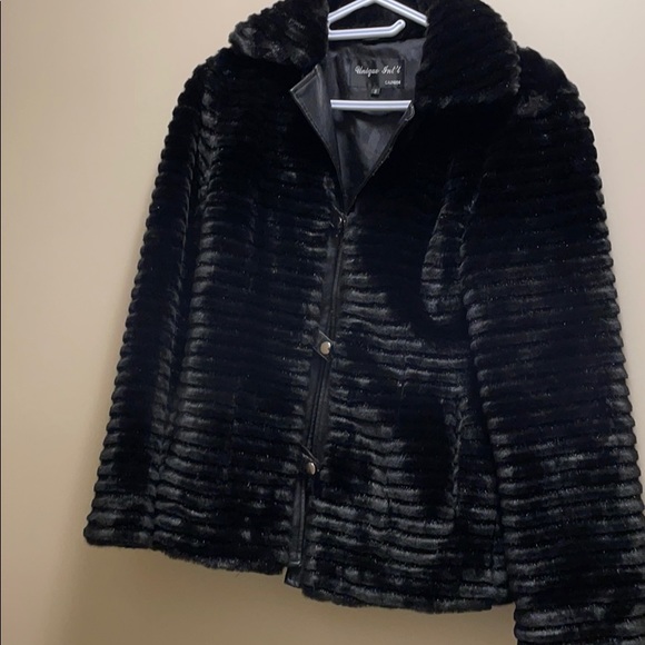Faux feather Black velvet coat - Picture 2 of 6